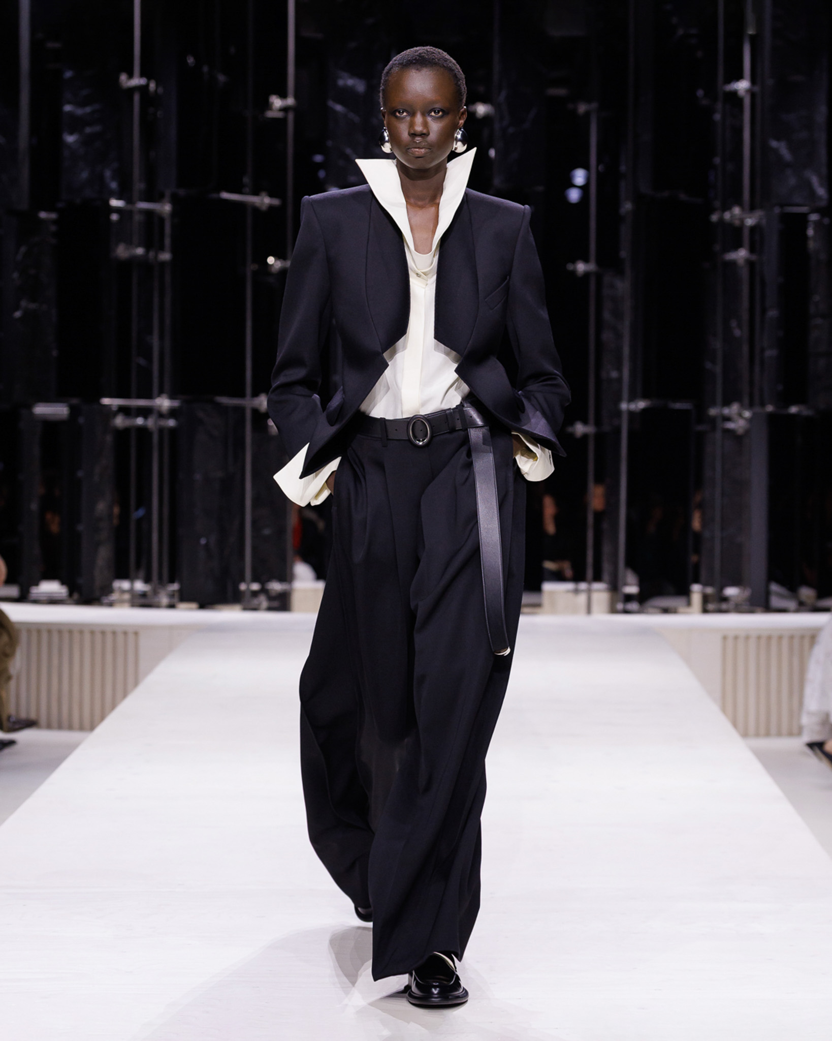 GIVENCHY_FW26_WOMAN_SHOW_LOOK_01