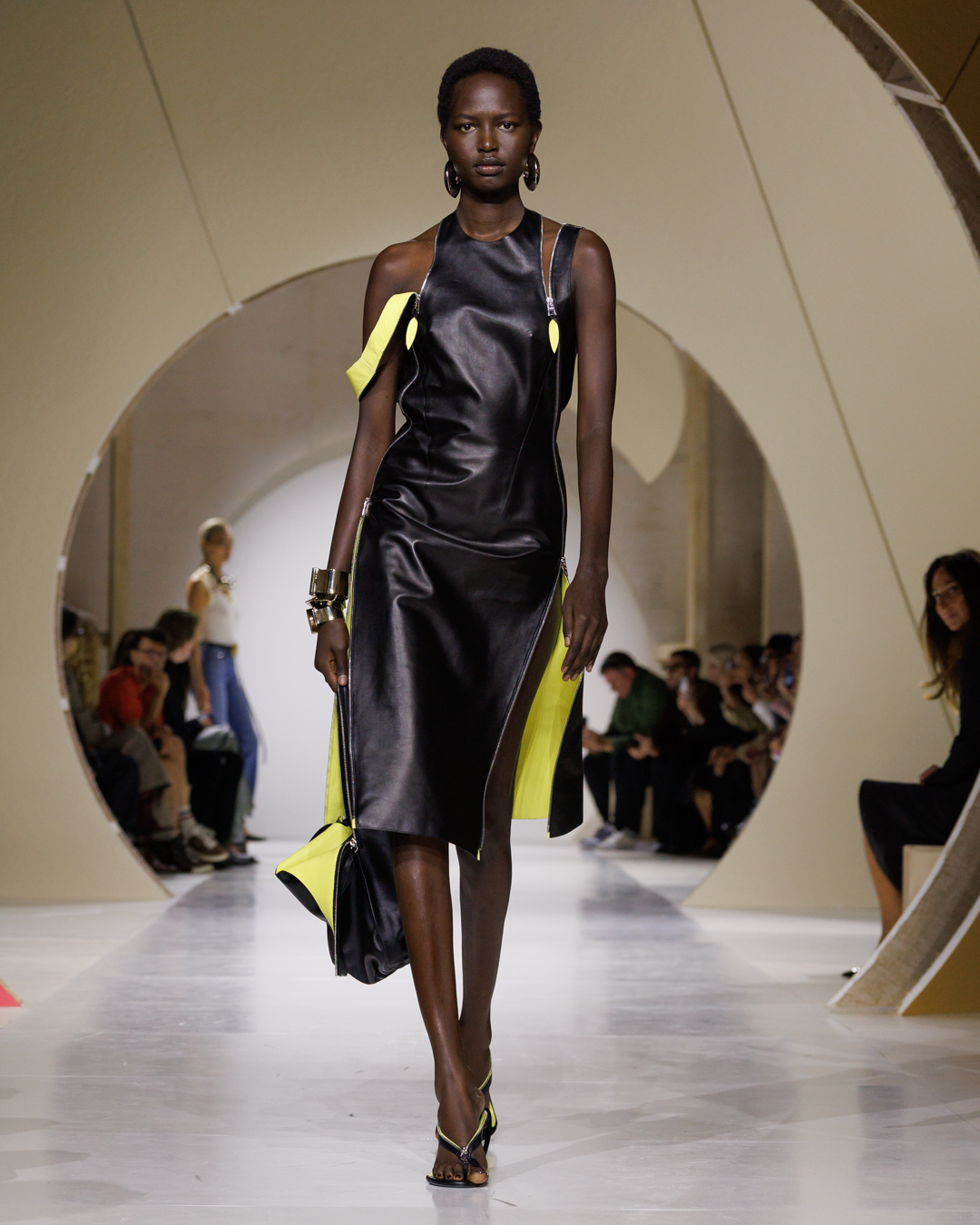 GIVENCHY_SS27_WOMEN_SHOW_LOOK_01